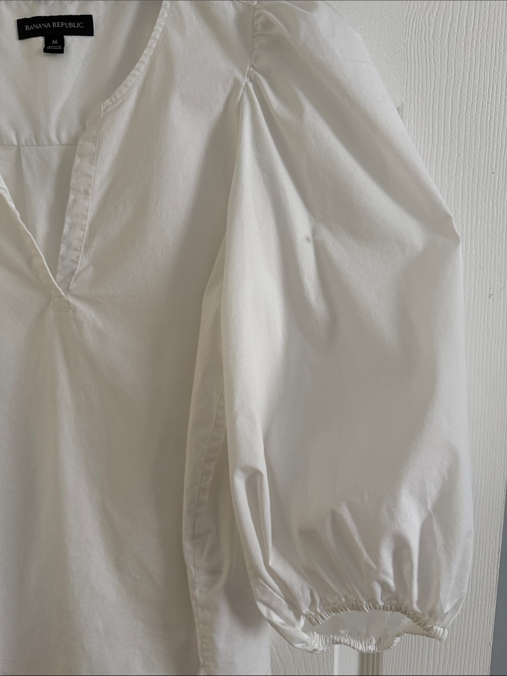 Banana Republic White V-Neck Puff Sleeve Blouse - size Medium - Picture 4 of 8